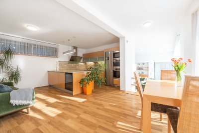 Architektonicky řešená rodinná vila 5+1 s vnitřním bazénem a zimní zahradou, Zlín