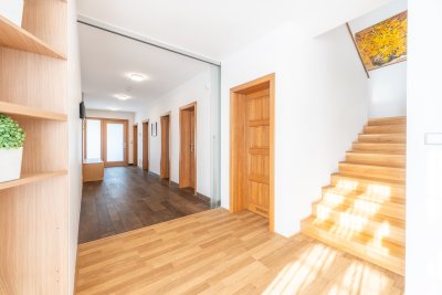 Architektonicky řešená rodinná vila 5+1 s vnitřním bazénem a zimní zahradou, Zlín