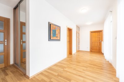 Architektonicky řešená rodinná vila 5+1 s vnitřním bazénem a zimní zahradou, Zlín