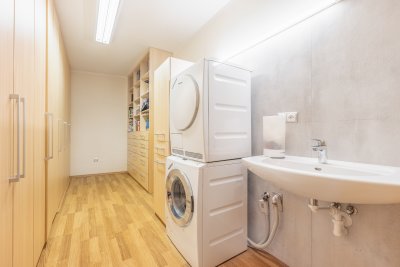 Architektonicky řešená rodinná vila 5+1 s vnitřním bazénem a zimní zahradou, Zlín
