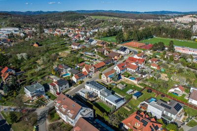 Architektonicky řešená rodinná vila 5+1 s vnitřním bazénem a zimní zahradou, Zlín